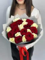 Букет из 21 белой и красной розы