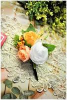 Бутоньерка свадебная для жениха с красивыми цветами и зеленью