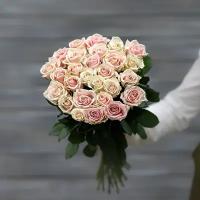 Букет живых цветов из 23 кремово-розовых роз (Россия) с лентой 60 см