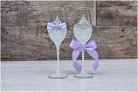 Свадебные бокалы "Горько" для жениха и невесты на свадьбу с ажурной белой росписью и сиреневыми бантами