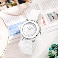 Женские наручные часы с белым силиконовым ремешком