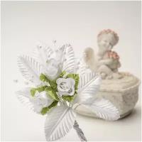 Белая бутоньерка на свадьбу для жениха или свидетеля с розами и перламутровыми бусинами, декоративными веточками
