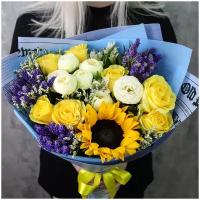 Цветы живые букет из жёлтых и белых роз с подсолнухом в дизайнерской упаковке "Шарлиз"