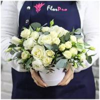Цветы живые букет из белых роз, кустовых роз и белых эустом в шляпной коробке "Комплиментик в коробочке"
