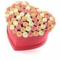 Сердце из 101 шоколадной розы в Красной шляпной открытой коробке - Белый, Оранжевый и Розовый Бельгийский шоколад, 1212 гр. S101-K-BOR