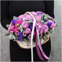 Цветы живые букет из фиолетовых и розовых роз в плетеной корзине "Виолет"