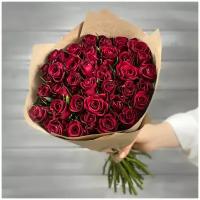 Букет живых цветов из 31 красной розы 40см в крафте