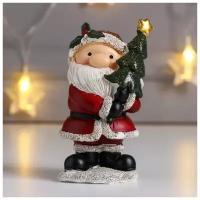 Сувенир полистоун "Дед Мороз в красной шубе, с ёлочкой" 10,5*5,5*7 см