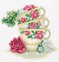 Чашка чая с лепестками роз M622
