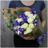 Цветы живые букет из белых кустовых пионовидных роз и синих ирисов в крафт-бумаге "Скарлетт"