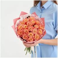 Букет живых цветов из 19 персиковых роз в дизайнерской упаковке