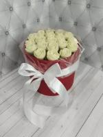 Букет из 19 шоколадных роз в шляпной коробке .Белые розы в красной упаковке