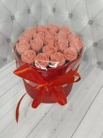 Букет из 19 шоколадных роз в шляпной коробке . Красные розы