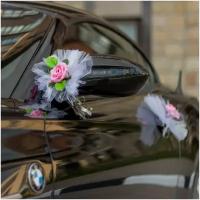 Свадебные банты на праздничное авто молодоженов с розовыми розами в пышной драпировке из фатина белого цвета, с зелеными листочками, в наборе 2 штуки