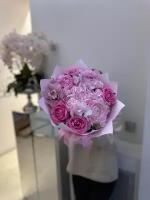 Букет с розовыми пионами, розами и орхидеей