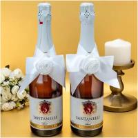 Элегантные банты для двух бутылок шампанского на свадьбу "Атласные розы" с бантами и цветочными бутонами из белого атласа ручной работы