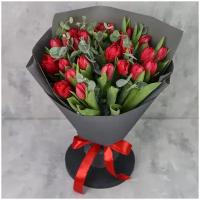 Цветы живые букет из 25 красных пионовидных тюльпанов с эвкалиптом в дизайнерской упаковке