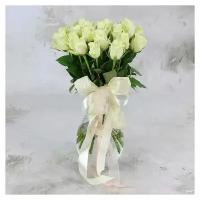 Букет живых цветов из 25 белых роз с лентой 40см