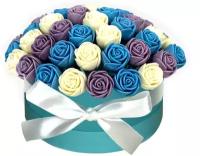 Розы из шоколада 101 шт. CHOCO STORY в Голубой Шляпной коробке: Белый, Голубой и Фиолетовый Бельгийский шоколад, 1212 гр. SH101-G-BGF