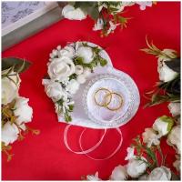 Свадебная подставка для обручальных колец "Сердце и розы" в форме сердечка с кружевным декором белого цвета, ручная работа