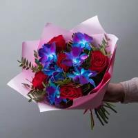 Букет живых цветов из орхидей с красными розами "Вечное сияние XS"