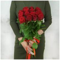 Букет живых цветов из 15 красных роз с лентой 60см