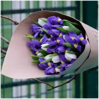 Цветы живые букет из 11 белых тюльпанов и 10 синих ирисов в дизайнерской упаковке