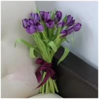 Цветы живые букет из 15 фиолетовых тюльпанов с атласной лентой