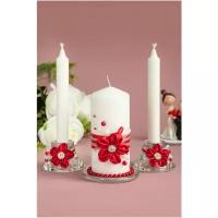 Свадебные свечи "Кармен" с атласными цветами алого цвета, сверкающими брошами из страз и капроновыми бантами в красном и белом оттенке