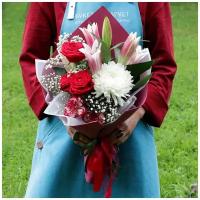 Букет живых цветов из роз лилии 45см