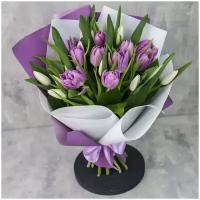 Цветы живые букет из 25 белых и сиреневых пионовидных тюльпанов в дизайнерской упаковке с атласной лентой
