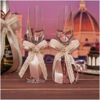 Элегантные свадебные бокалы ручной работы "Флоренция" с вязаным кружевом и атласными лентами кремового оттенка, 2 штуки
