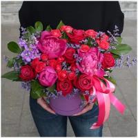 Цветы живые букет из малиновых пионов, роз и лавандовой маттиолы в шляпной коробке "Милая Барбара"