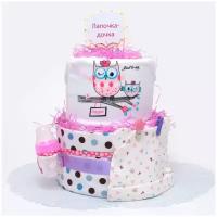 Нежный торт из японских памперсов и детской одежды "Лапочка-дочка" для новорожденной девочки, с пеленками, детскими боди, бутылочкой и соской, с декором в розовых тонах, совами и табличкой с надписью, двухъярусный