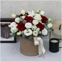 Цветы живые букет из белой эустомы с красными розами в шляпной коробке "Марго"