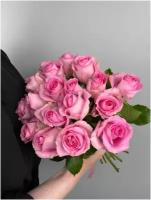 Розы одноголовые розовые 17 шт
