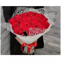 Авторский букет цветов из 15 Красных подмосковных роз сорта Ред наоми в дизайнерской упаковке от Bestflo купить с доставкой