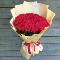 Розы Премиум 25 шт красные высота 50 см в кремовой упаковке арт.11587 - Просто роза ру