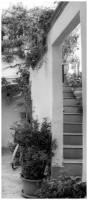 Самоклеящиеся фотообои "В итальянском дворике", размер: 90x210 см, эффект: черно-белый
