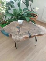 Журнальный столик Vamstol 62.5-84.5-51см., стол из натурального дерева массива ореха, стол с эпоксидной смолой