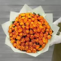 Букет живых цветов из 101 оранжевой розы 40 см в упаковке