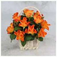 Букет живых цветов из 15 оранжевых роз 20см. в корзине