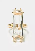 Золотистое кольцо с крупным прямоугольным кристаллом