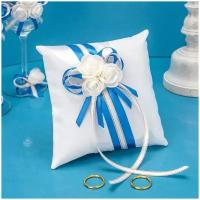 Подушка для колец на свадьбу "Морской бриз" из белого атласа с синей лентой, золотой тесьмой и белыми розами из латекса