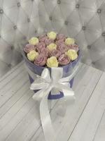 Букет из 19 шоколадных роз в шляпной коробке .Белые, сиреневые, фиолетовые розы в сиреневой упаковке