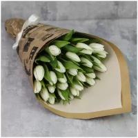 Цветы живые букет из 25 белых тюльпанов в крафт-бумаге с атласной лентой