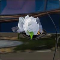 Декоративные банты для зеркал и ручек свадебного авто "Белые розы" с гофрированными лепестками в белой драпировке из фатина, в наборе 2 штуки