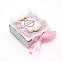 Кружевная шкатулка для маминых сокровищ "Клубничный зефир" для памятных вещиц первого года жизни новорожденной девочки, с белым кружевом и латексными розами, атласной лентой розового цвета и фигурной табличкой с надписью