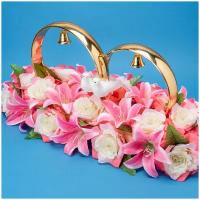 Большие декоративные кольца на свадебную машину "Розовые лилии, розы и голуби" с текстильными цветами в нежных розовых тонах и золотыми колокольчиками