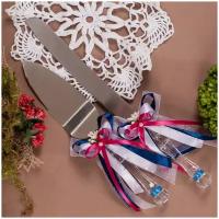 Нож и лопатка для свадебного торта "Ягодный чизкейк" с прозрачными ручками, атласными бантами из синих, белых, розовых лент, веточками цветов и искусственным жемчугом